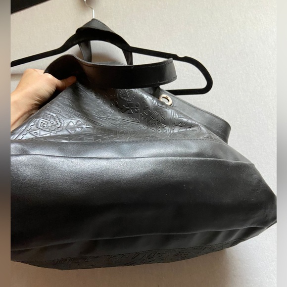 Frederic M black leather tote shopping bag etched pattern, turn lock clasp - Picture 3 of 8